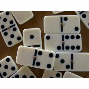 Jeu de dominos 28 pièces avec boîte de rangement élégante - Fun et convivial pour toute la famille !